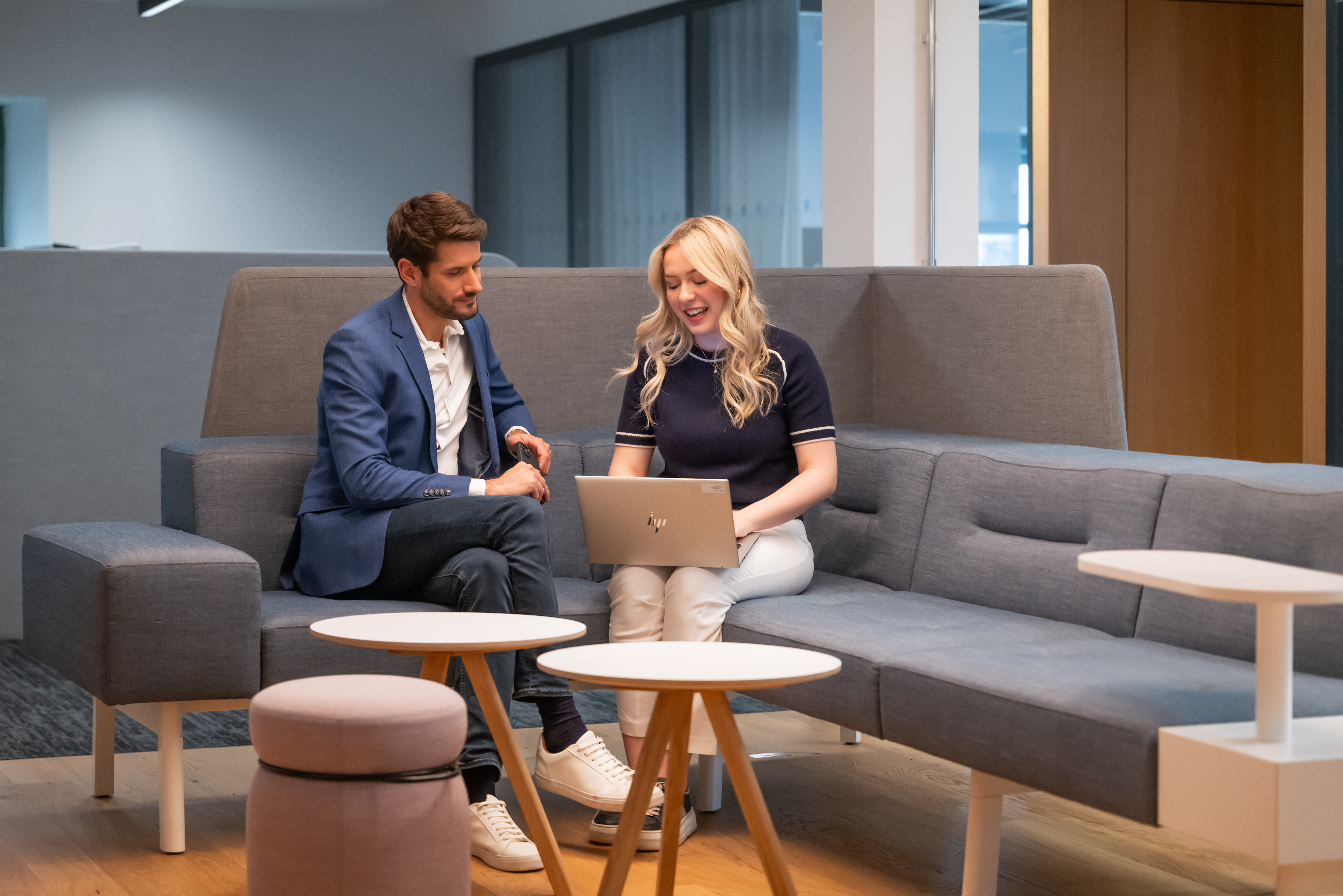 Zwei Personen im Büro schauen in Laptop